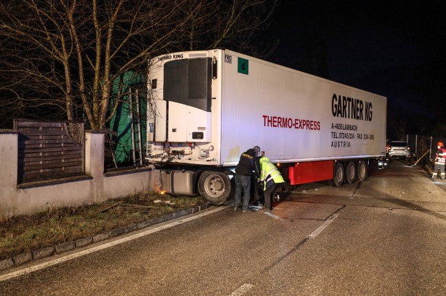 LKW bei Verkehrsunfall in Krenglbach gegen Gartenzaun gekracht