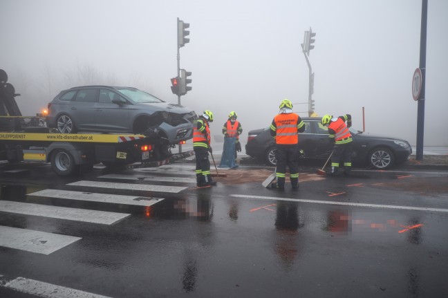 Serienunfall bei glatter Fahrbahn und Nebel auf Wiener Straße in Traun
