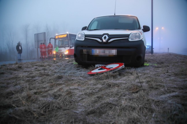 Serienunfall bei glatter Fahrbahn und Nebel auf Wiener Straße in Traun