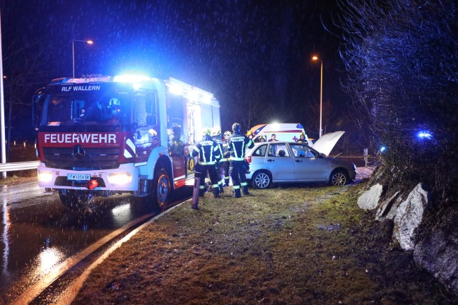 Auto bei Wallern an der Trattnach frontal gegen Steinmauer in Kreisverkehr gekracht