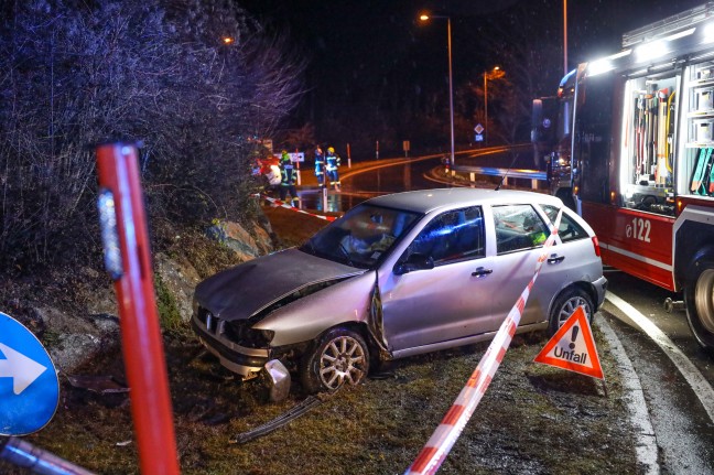 Auto bei Wallern an der Trattnach frontal gegen Steinmauer in Kreisverkehr gekracht