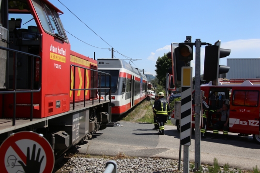 Fahrzeug auf Bahnübergang in Eferding von LILO-Triebwagen erfasst