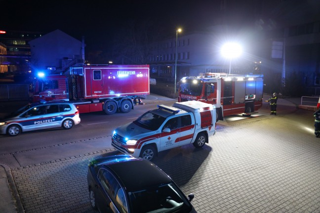 Auto bei Unfall in Wels-Pernau frontal gegen Halle eines Unternehmens gekracht