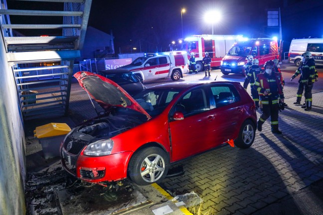 Auto bei Unfall in Wels-Pernau frontal gegen Halle eines Unternehmens gekracht