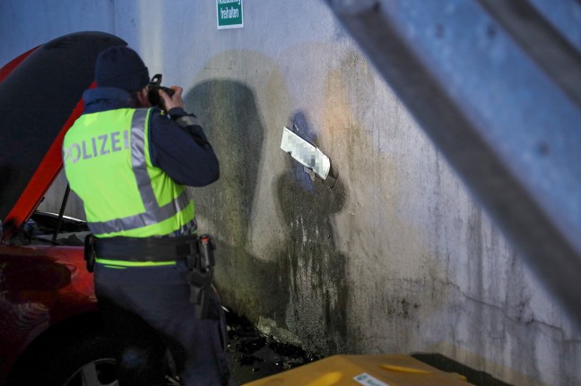 Auto bei Unfall in Wels-Pernau frontal gegen Halle eines Unternehmens gekracht