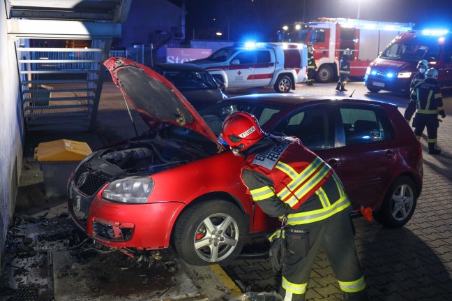 Auto bei Unfall in Wels-Pernau frontal gegen Halle eines Unternehmens gekracht