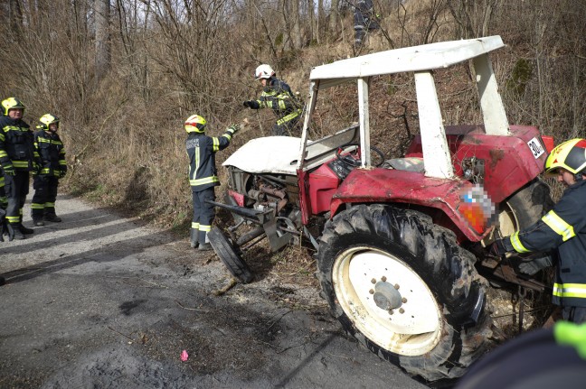 Traktor in Steinerkirchen an der Traun ber bewaldete Bschung abgestrzt