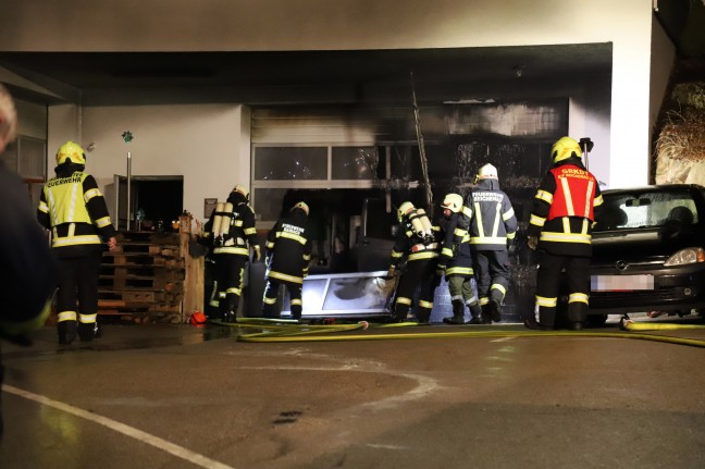 Drei Feuerwehren bei Brand in einer Garage in Reichenau im Mhlkreis im Einsatz