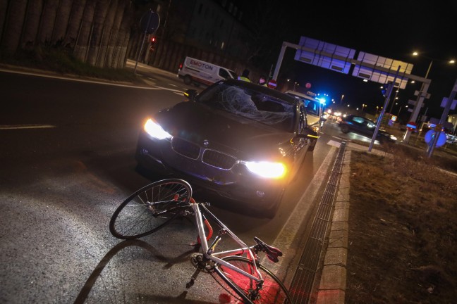 Radfahrer in Kreuzungsbereich in Wels-Pernau von Auto erfasst und schwer verletzt