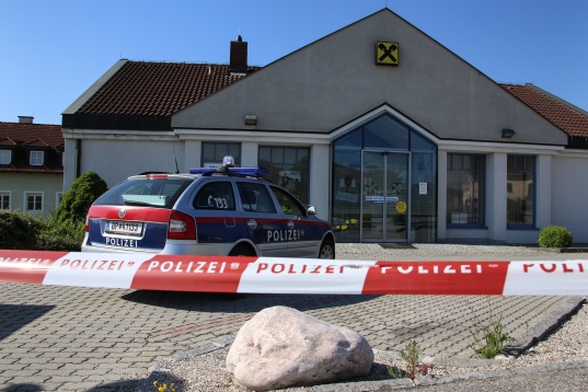 Misslungener Überfall auf Bank in Allhaming geklärt - Fünf Verdächtige festgenommen