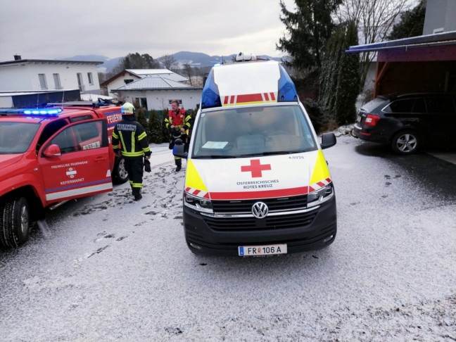 Zweijhrige in Kefermarkt durch Feuerwehr aus Kinderklositz befreit