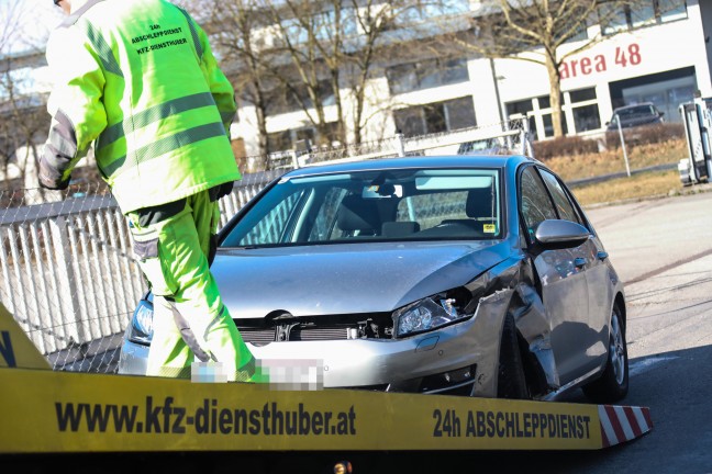 Kollision zwischen zwei PKW auf Eferdinger Straße bei Wilhering fordert zwei Verletzte