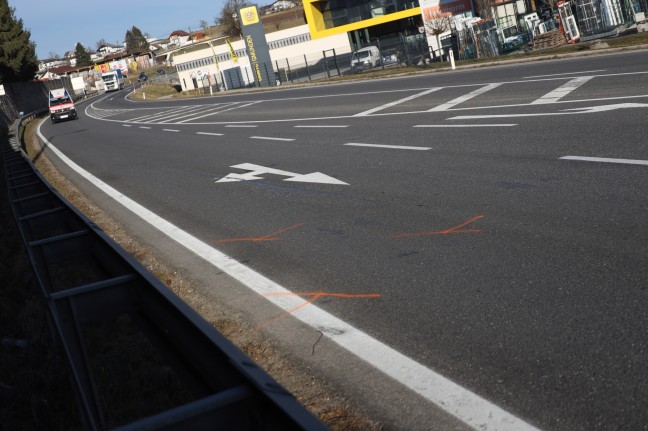 LKW kracht auf Salzkammergutstraße bei Pinsdorf gegen Mopedauto