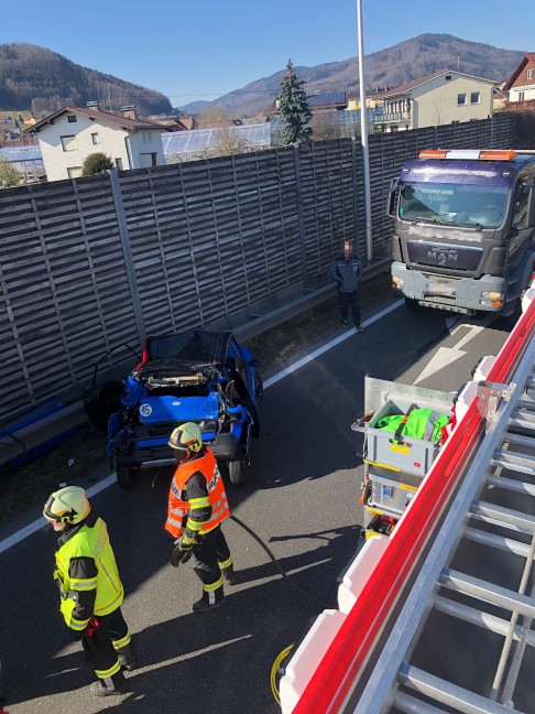 LKW kracht auf Salzkammergutstraße bei Pinsdorf gegen Mopedauto