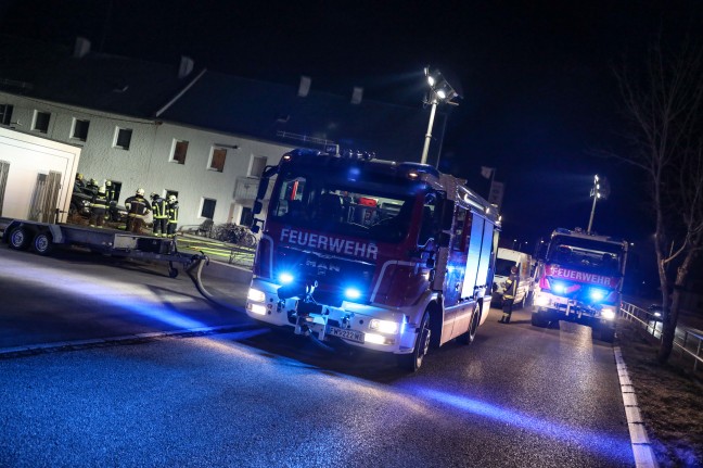 Brand zweier abgestellter Fahrzeuge auf einem Firmengelnde in Wels-Neustadt