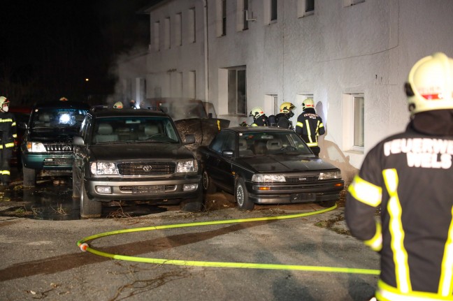 Brand zweier abgestellter Fahrzeuge auf einem Firmengelnde in Wels-Neustadt