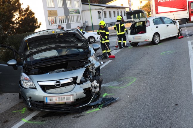 Kreuzungscrash mit drei beteiligten Fahrzeugen in Weikirchen an der Traun