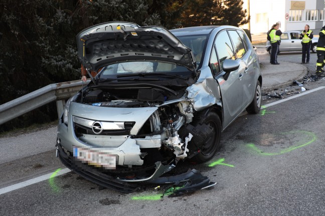 Kreuzungscrash mit drei beteiligten Fahrzeugen in Weißkirchen an der Traun