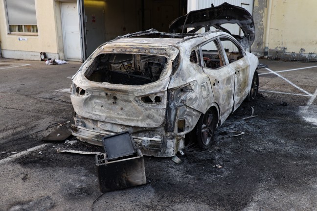 Auto auf Parkplatz vor Firmenhalle in Wels-Pernau ausgebrannt