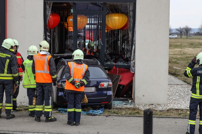 Auto kracht bei Verkehrsunfall auf Kremstalstraße in Leonding in Restaurant