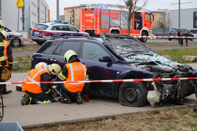 Auto kracht bei Verkehrsunfall auf Kremstalstrae in Leonding in Restaurant