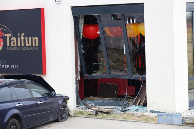 Auto kracht bei Verkehrsunfall auf Kremstalstraße in Leonding in Restaurant