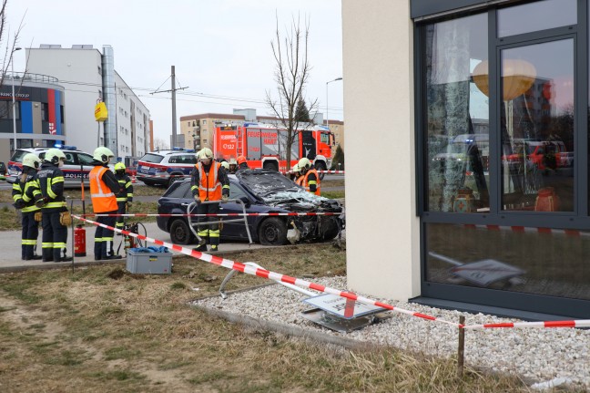 Auto kracht bei Verkehrsunfall auf Kremstalstrae in Leonding in Restaurant