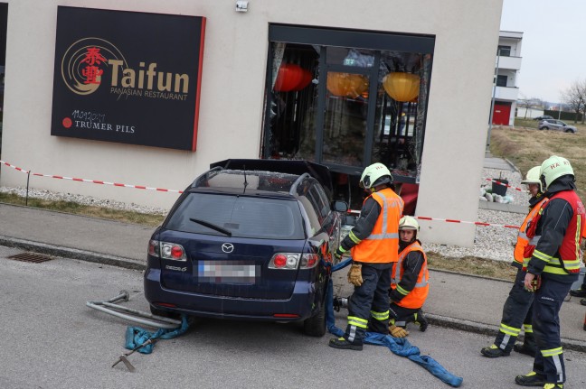 Auto kracht bei Verkehrsunfall auf Kremstalstraße in Leonding in Restaurant