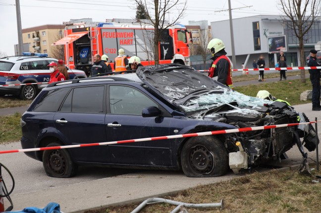 Auto kracht bei Verkehrsunfall auf Kremstalstraße in Leonding in Restaurant