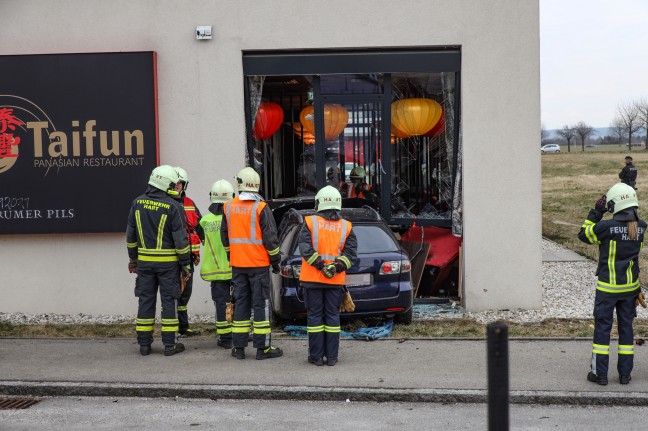 Auto kracht bei Verkehrsunfall auf Kremstalstraße in Leonding in Restaurant