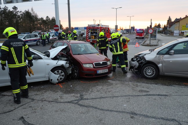 Kollision zwischen drei Autos in Kreuzungsbereich der Wiener Straße bei Pasching