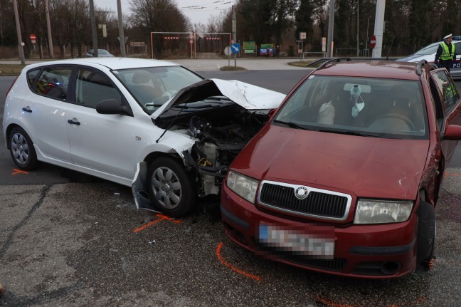 Kollision zwischen drei Autos in Kreuzungsbereich der Wiener Strae bei Pasching