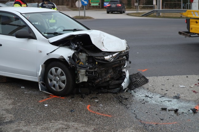 Kollision zwischen drei Autos in Kreuzungsbereich der Wiener Strae bei Pasching