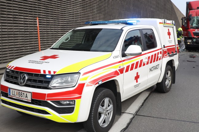 Menschenrettung: LKW-Lenker nach Auffahrunfall durch Feuerwehr aus Fahrerkabine befreit