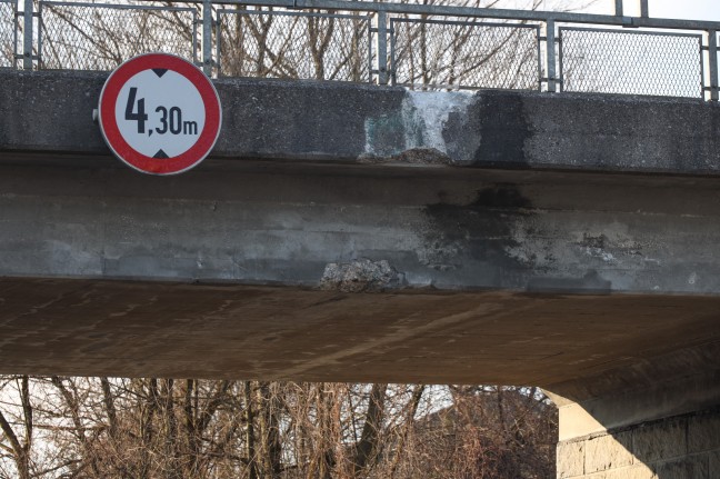 Eisenbahnbrücke gerammt: Schwerer Unfall mit ausgefahrenem LKW-Ladekran in Edt bei Lambach