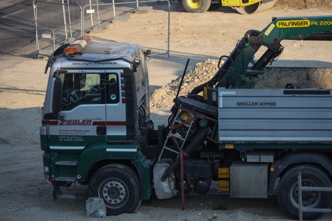 Eisenbahnbrcke gerammt: Schwerer Unfall mit ausgefahrenem LKW-Ladekran in Edt bei Lambach