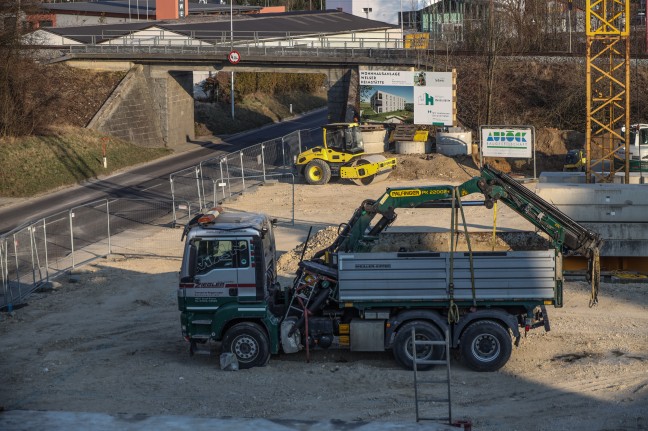 Eisenbahnbrcke gerammt: Schwerer Unfall mit ausgefahrenem LKW-Ladekran in Edt bei Lambach