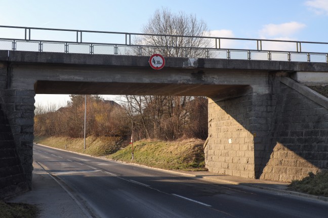 Eisenbahnbrcke gerammt: Schwerer Unfall mit ausgefahrenem LKW-Ladekran in Edt bei Lambach