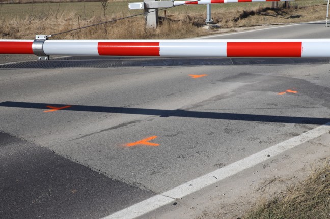 Unfall auf Gmundener Strae in Edt bei Lambach im Bereich eines Bahnbergangs