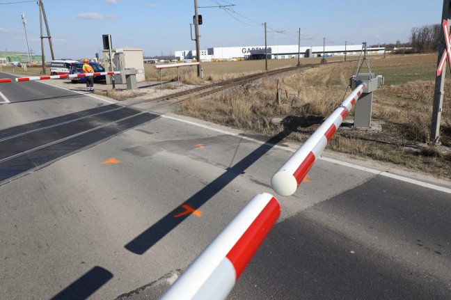 Unfall auf Gmundener Straße in Edt bei Lambach im Bereich eines Bahnübergangs