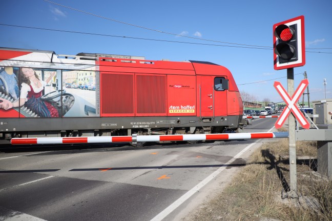 Unfall auf Gmundener Straße in Edt bei Lambach im Bereich eines Bahnübergangs