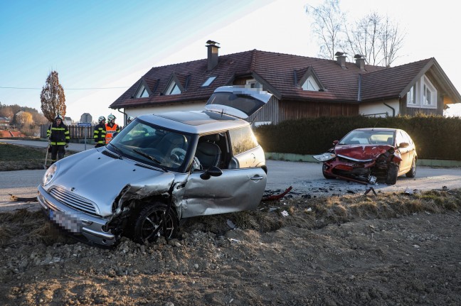 Heftiger Kreuzungscrash zwischen zwei Autos in Buchkirchen fordert zwei Leichtverletzte