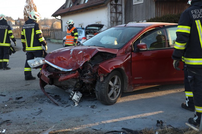 Heftiger Kreuzungscrash zwischen zwei Autos in Buchkirchen fordert zwei Leichtverletzte