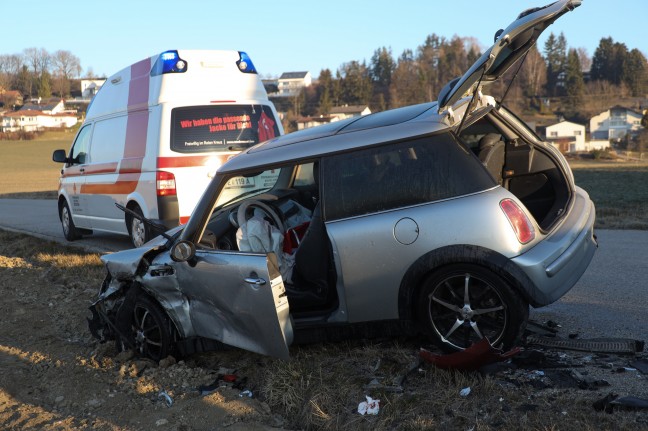 Heftiger Kreuzungscrash zwischen zwei Autos in Buchkirchen fordert zwei Leichtverletzte