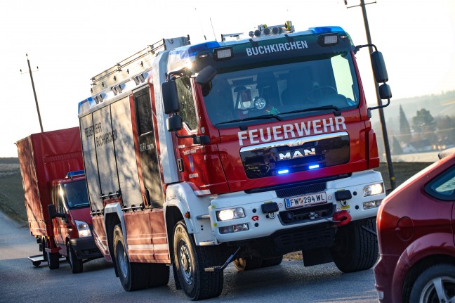 Heftiger Kreuzungscrash zwischen zwei Autos in Buchkirchen fordert zwei Leichtverletzte