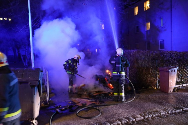 Brand eines Altpapiercontainers bei einer Müllinsel in Wels-Neustadt