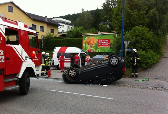 Alkoholisierte PKW-Lenkerin bei Unfall in Bad Schallerbach mit Fahrzeug überschlagen