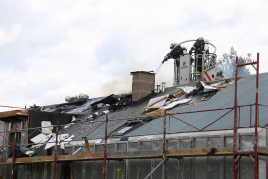Großeinsatz der Feuerwehr bei Dachstuhlbrand in Neuhofen an der Krems