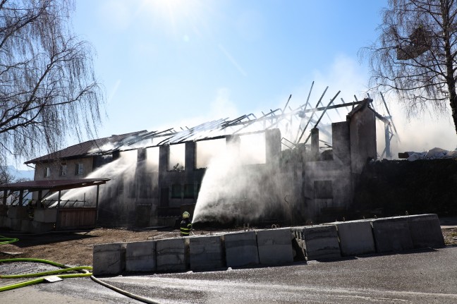 Wirtschaftstrakt eines Bauernhofes in Maria Neustift in Vollbrand