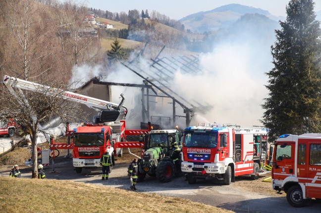 Wirtschaftstrakt eines Bauernhofes in Maria Neustift in Vollbrand